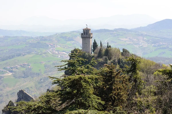 Vista panorámica de una pequeña torre Montale desde la fortaleza Guaita — Foto de Stock