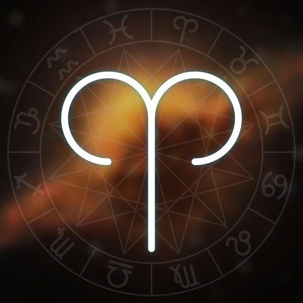 Znamení zvěrokruhu - Beran. Bílé tenké jednoduché linie astrologický symbol na pozadí rozmazané abstraktní prostor s astrologie chart. — Stock fotografie