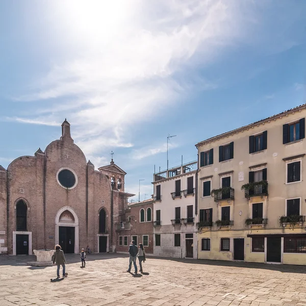 Kościół San Giovanni w Bragora z turystami na placu. Wenecja, Włochy — Zdjęcie stockowe