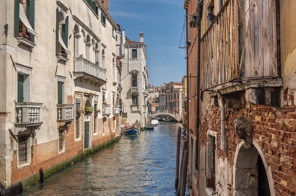 Canal Veneziano Rio de la Pleto. Paredes antigas com varanda e elementos arquitetônicos. Veneza, Veneto, Itália — Fotografia de Stock