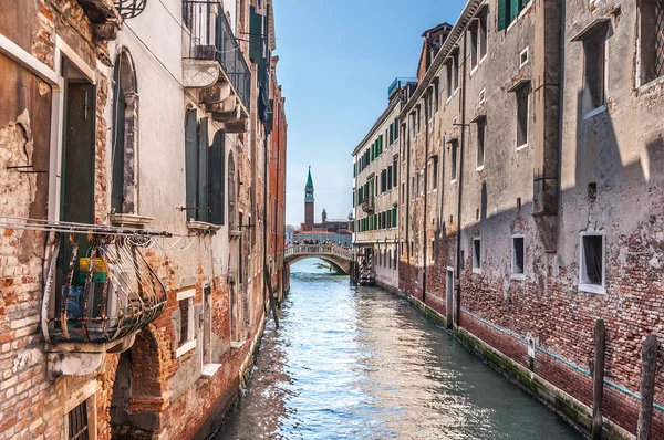 Canal Veneziano Rio de la Pleto. Paredes antigas com varanda e elementos arquitetônicos. Veneza, Veneto, Itália — Fotografia de Stock