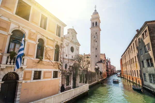 Vista de primavera em dia ensolarado de San Giorgio dei Greci com campanile em Rio del Greci, Veneza, Veneto, Itália — Fotografia de Stock