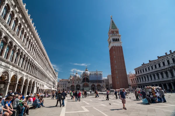 Tourists in St Mark's Square or Piazza San Marco with the Campanile or bell tower — Stock Photo, Image