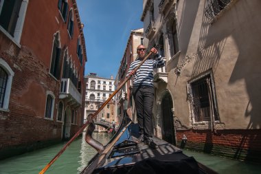 Gondolcu gondol gezintisi Venedik canal, Venice, İtalya