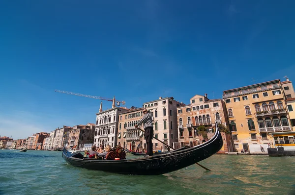 Gondolier monta gôndola no Grande Canal em Veneza, Itália — Fotografia de Stock