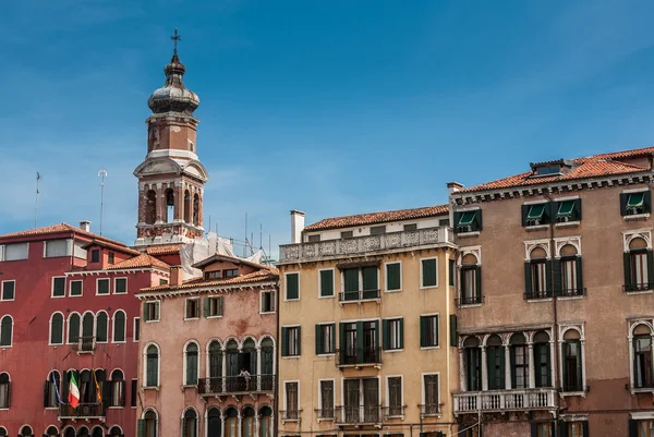 Church San Bartolomeo (bell-tower) and old vinage houses on Grand Canal, Venice, Italy — Stock Photo, Image