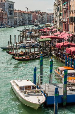 Görünümden Rialto Köprüsü üzerinde Grand Canal, Venice, İtalya