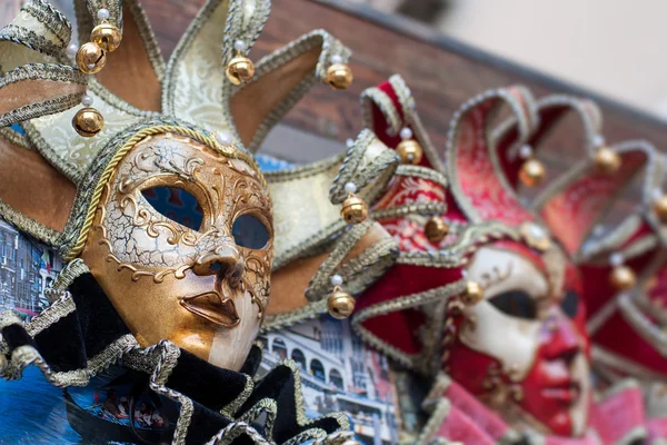 Hermosa máscara de carnaval veneciano elegante en Venecia, Italia — Foto de Stock