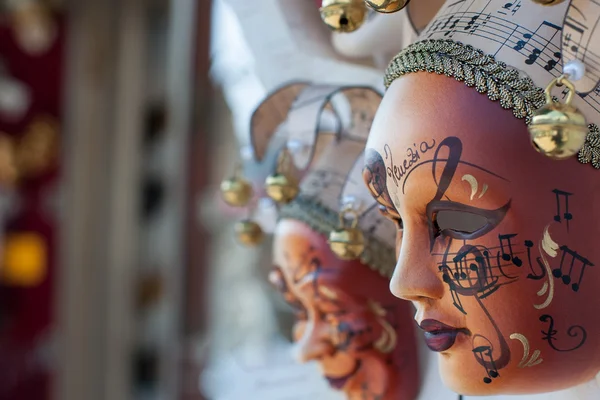 Hermosa máscara de carnaval veneciano elegante en Venecia, Italia — Foto de Stock