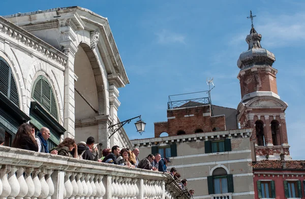 Tourists talk to each other on the Rialto Bridge, Grand Canal — Stock Photo, Image