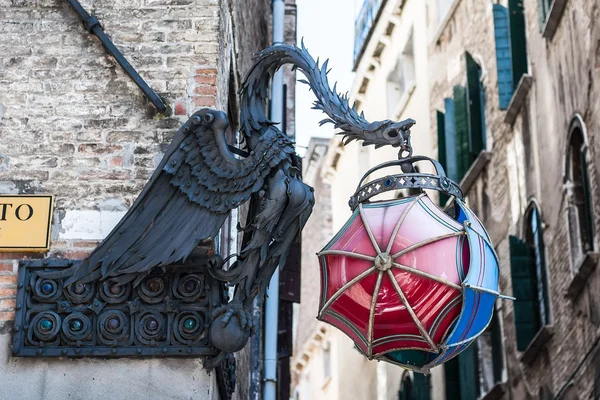 La linterna Maforio Dragon con paraguas en Venecia, Italia —  Fotos de Stock