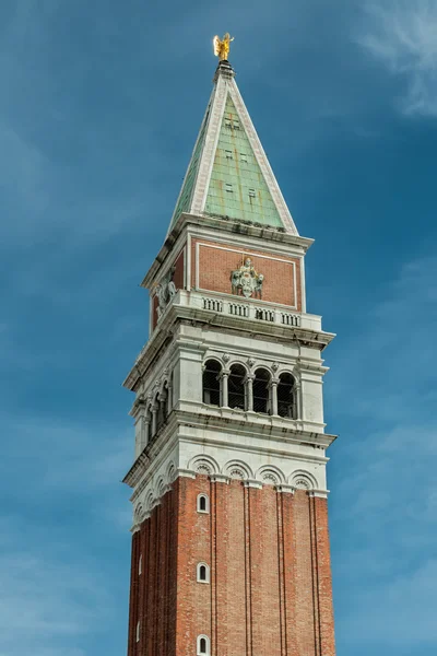 Blick auf die Spitze des Glockenturms in Venedig, Italien — Stockfoto