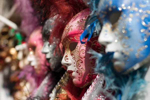 Vista de cerca del hermoso carnaval veneciano adornado máscara roja — Foto de Stock