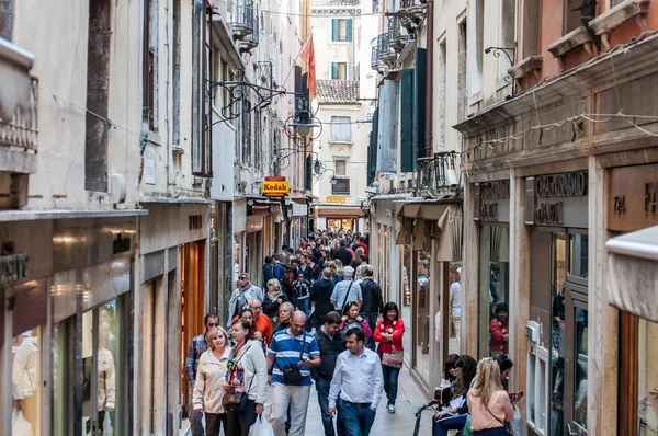 Venedik pazarlarda alışveriş ve gezi turist, tam bir görünümünü