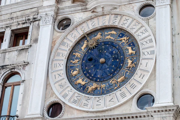 Detalles astrológicos de la torre del reloj. Plaza de San Marcos, Venecia, Italia — Foto de Stock