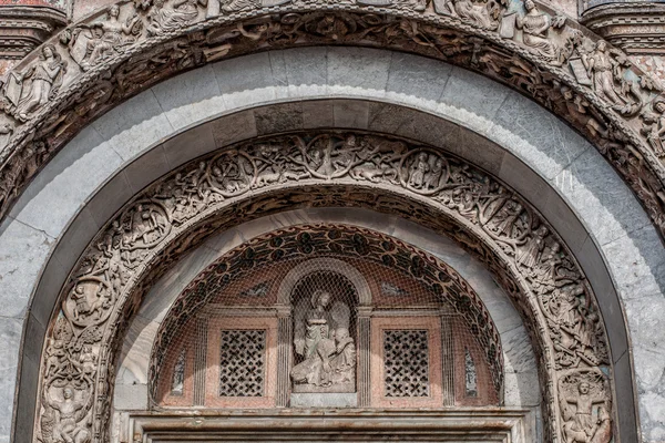 Bas-relief arch over the gate to the Saint Marks Basilica — Stock Photo, Image