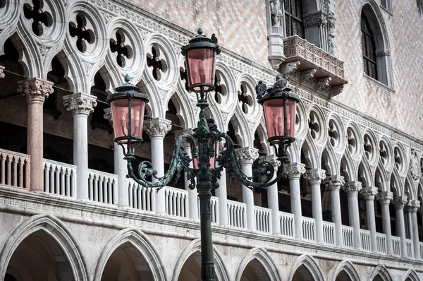 Wunderschön verzierte Laternenpfähle auf der Piazza San Marco — Stockfoto