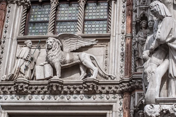 Winged lion, symbol of the city, with the Doge — Stock Photo, Image