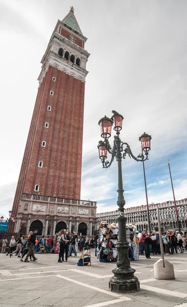 Dekorative Laternenmasten auf der Piazza San Marco gegen den Glockenturm. — Stockfoto