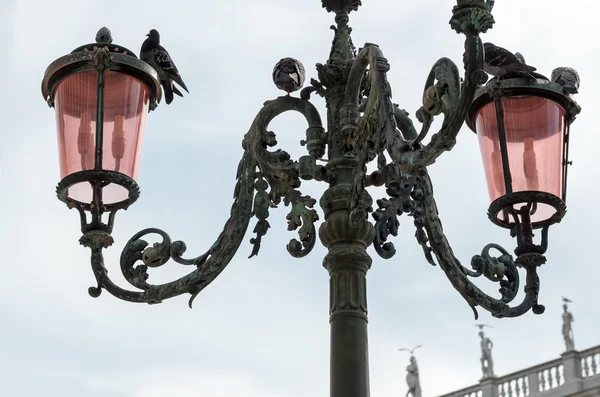 Beautiful venetian ornate lampposts with pink murano glass. — Stock Photo, Image