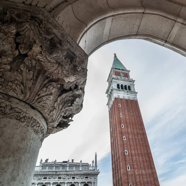 Campanile San Marco and decorative element of the arch of Doge's palace, Venice, Italy — Stock Photo, Image