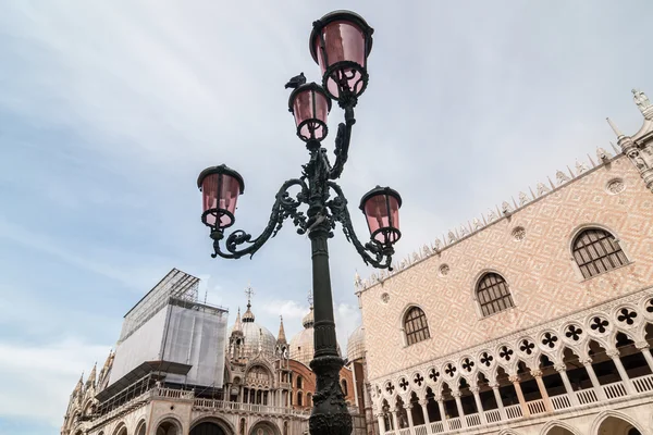 Beautiful venetian ornate lampposts with pink murano glass. Venice, Italy. — Stock Photo, Image