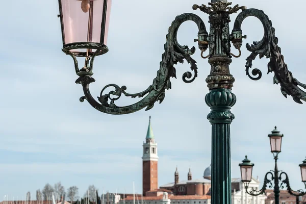 Lantaarnpalen op de achtergrond van de kerk San Giorgio Maggiore — Stockfoto