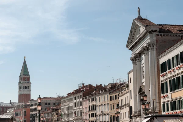 Vivaldin kirkko ja Campanile San Marco Venetsiassa, Italiassa — kuvapankkivalokuva
