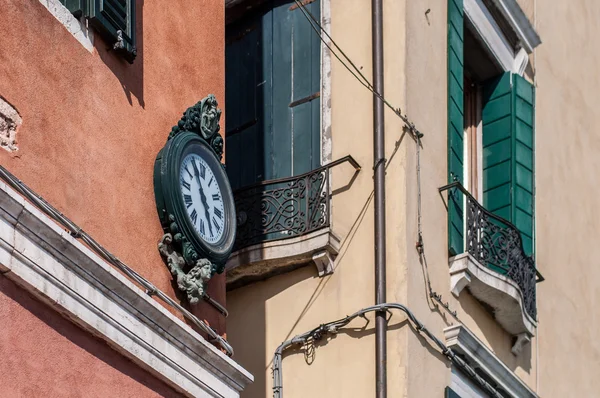 Reloj de calle de pared analógico al aire libre en Venecia, Italia —  Fotos de Stock