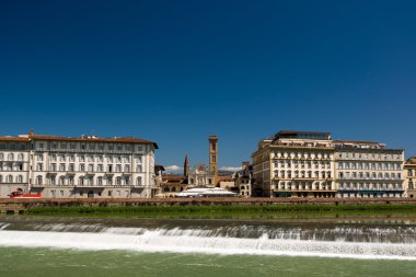 Güneşli görünümü nehir ve Chiesa di Ognissanti (All Saints Kilisesi)