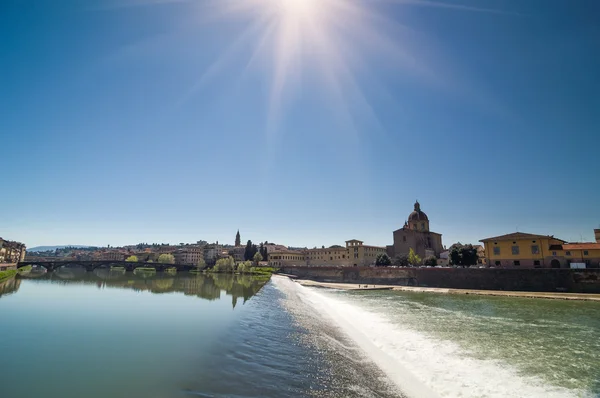 Vista soleggiata della Chiesa di San Frediano in Cestello e del fiume Arno . — Foto Stock