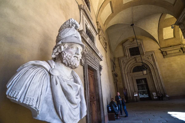 Busto del guerrero griego en el Palacio Pitti - Florencia, Italia —  Fotos de Stock