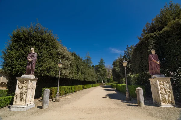 Dos antiguas esculturas en los jardines de Boboli. Florencia, Italia . —  Fotos de Stock
