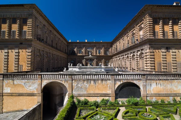 Facade of Pitti Palace with fountain and Boboli Gardens — Stock Photo, Image