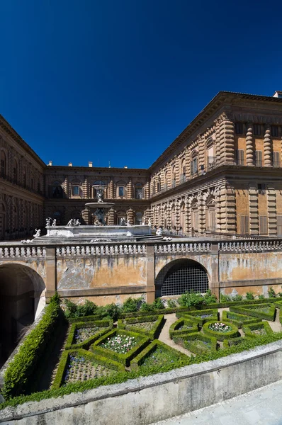 Fasad av Pitti Palace med fontän och Boboli-trädgårdarna — Stockfoto