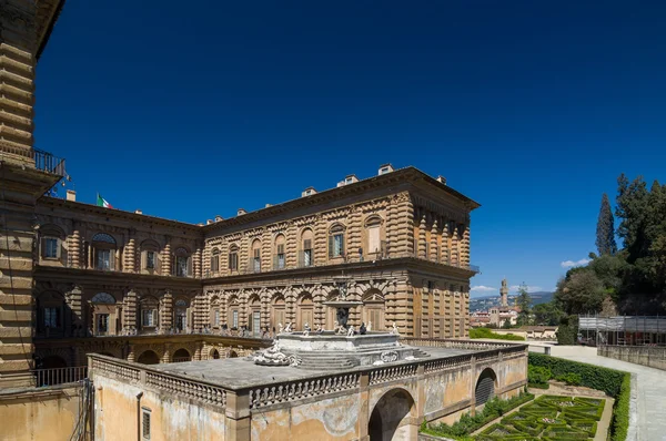 Fasad av Pitti Palace med fontän och Boboli-trädgårdarna — Stockfoto