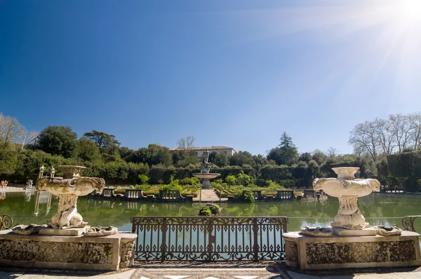 Vista soleada de la Fuente de la Isla, Jardines Boboli, Florencia . —  Fotos de Stock