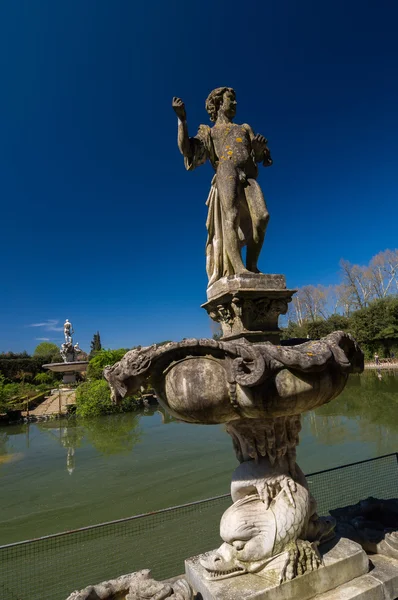 島泉、ボーボリ庭園、イタリアの若者の彫刻 — ストック写真