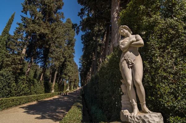 Escultura de una mujer desnuda en el Callejón del Ciprés, Florencia —  Fotos de Stock