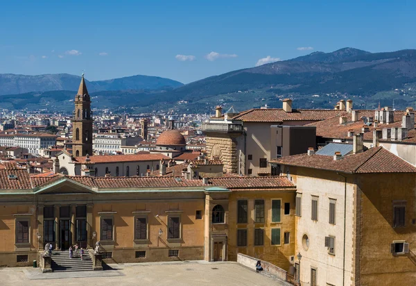 Ingang van Pitti Palace en uitzicht over de stad op achtergrond. — Stockfoto