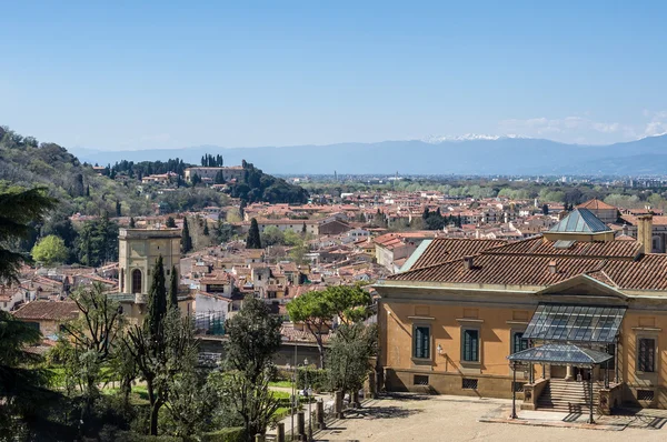 Entrada al Palacio Pitti y vista de la ciudad en segundo plano . — Foto de Stock