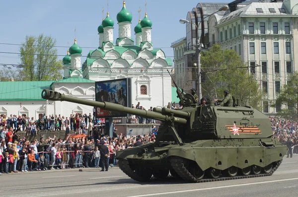 2S19 Msta-S is a self-propelled 152 mm howitzer. Moscow, Russia. — Stock Photo, Image