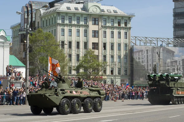 BTR-80 is an 8x8 wheeled amphibious armoured personnel carrier. — Stock Photo, Image