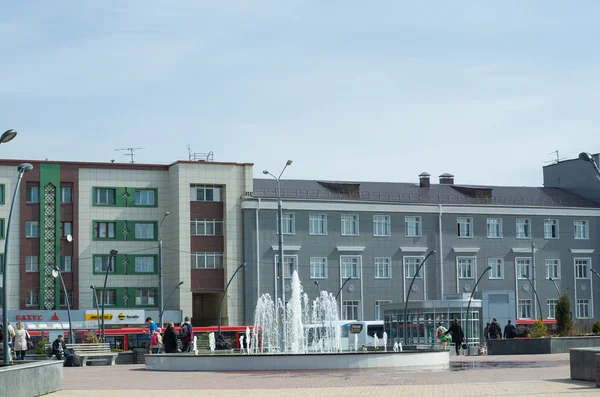 Fuente de la ciudad en la Plaza del Ferrocarril en Kazán, Rusia . — Foto de Stock