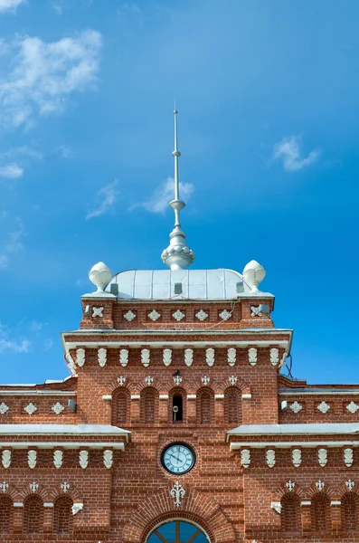 Spire roof and clock on facade of the railway station in Kazan. — Stock Photo, Image