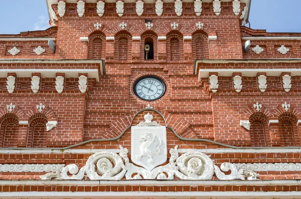 Reloj y escudo de armas en la estación de tren de Kazán . — Foto de Stock