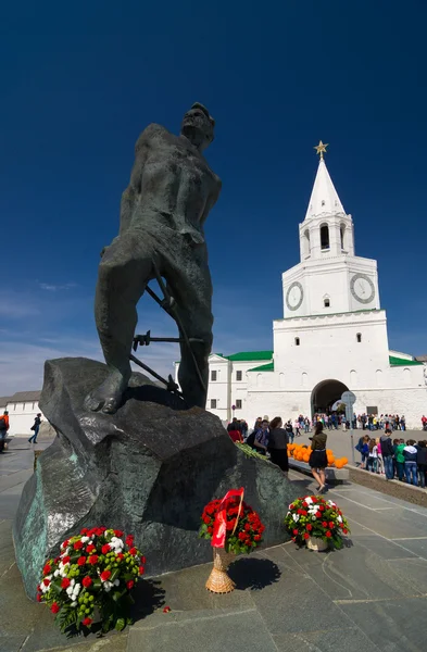 Monument Musa Jalil en Spasskaya toren van het Kremlin van Kazan. — Stockfoto
