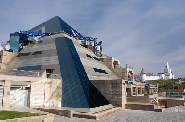 Pyramid Restaurant and the Kazan Kremlin in the background. — ストック写真
