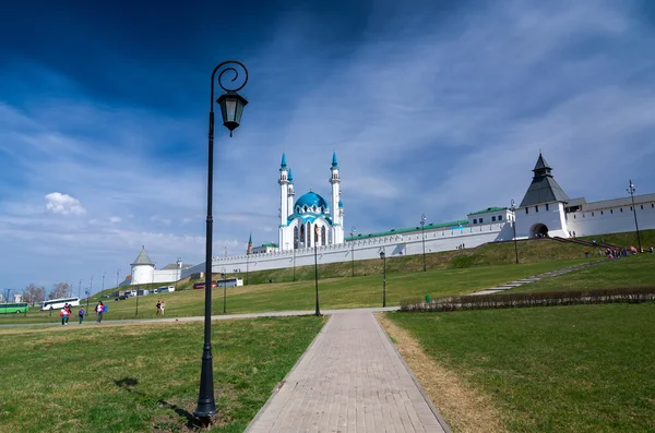 Mezquita Kul Sharif y la torre de Transfiguración en Kazán Kremlin — Foto de Stock