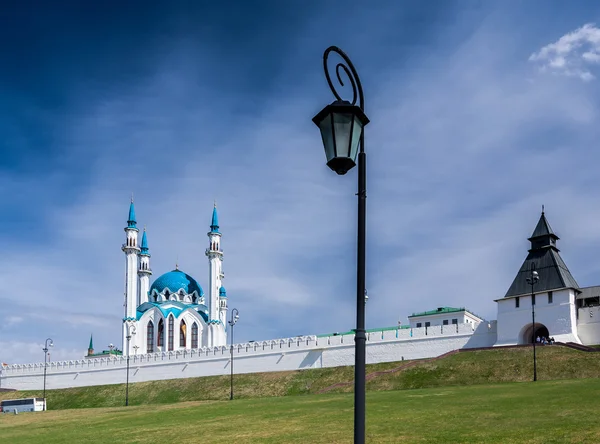 KUL Sharif moskee en de Transfiguratie toren in Kazan Kremlin — Stockfoto